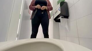 Office lady gets caught urinating publicly