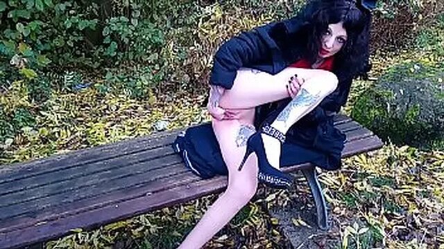 Whoreish goth babe fists her own pussy in public park