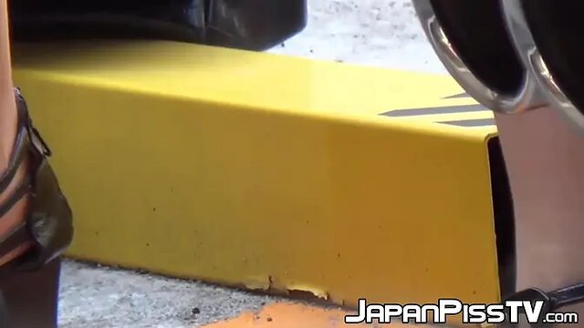 Japanese beauty can't resist pissing on the street