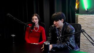 Era um CLT ferrado —  recebeu convite pra entrar no pornô —  a mãe deu um conselho —  transou com uma menina que gemia alto e quase foi preso - Yastrixx & Dixon (WATCH ON: SHEER/RED)