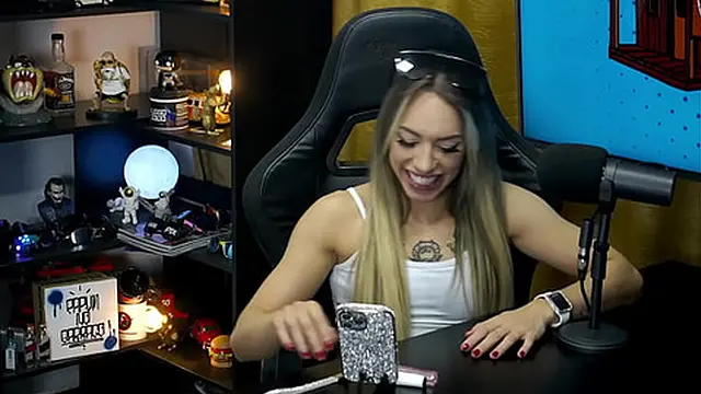 Her ass🍑 took center stage on the podcast—do you slam that tight hole hard? Bianca Demarchi - Pápum no Barraco!