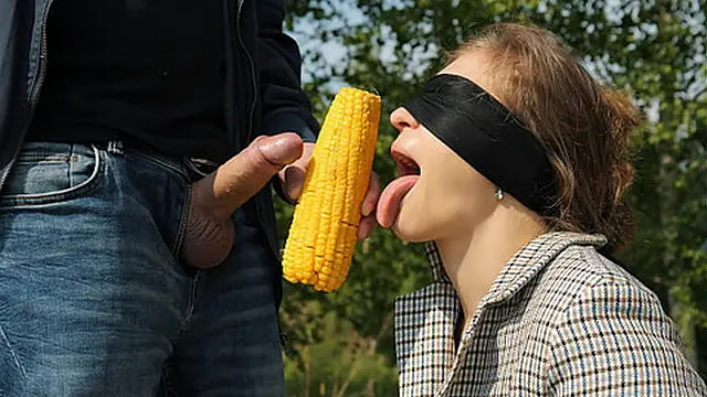Stay calm &mdash;  my friend′s cheating again at the 2025 banana taste game outdoors