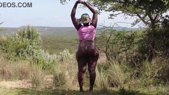 Young young with a thick rear shows off her cakes in the park