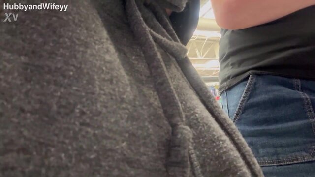 Wifeyy and hubby play naughty in public